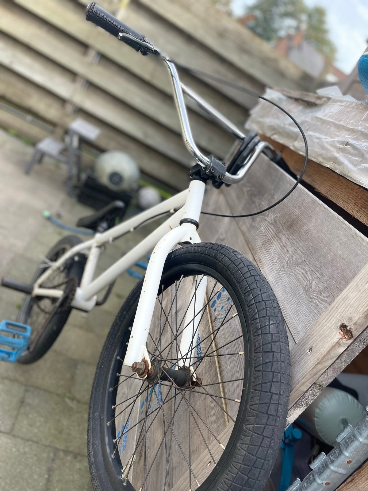 Stoere witte BMX met brede banden en blauwe pedalen, Ophalen, Gebruikt, Staal, Velgrem
