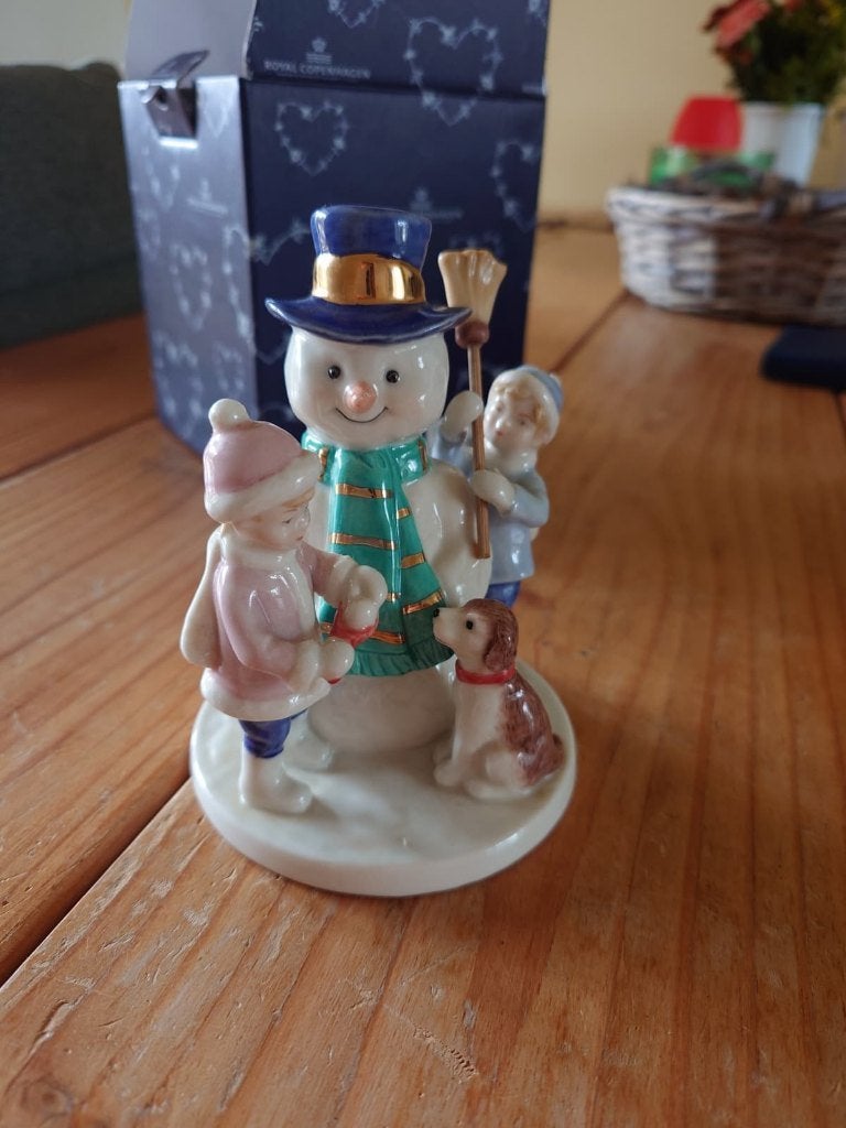 Porselein figuur: Clara en Peter met sneeuwman, Ophalen of Verzenden