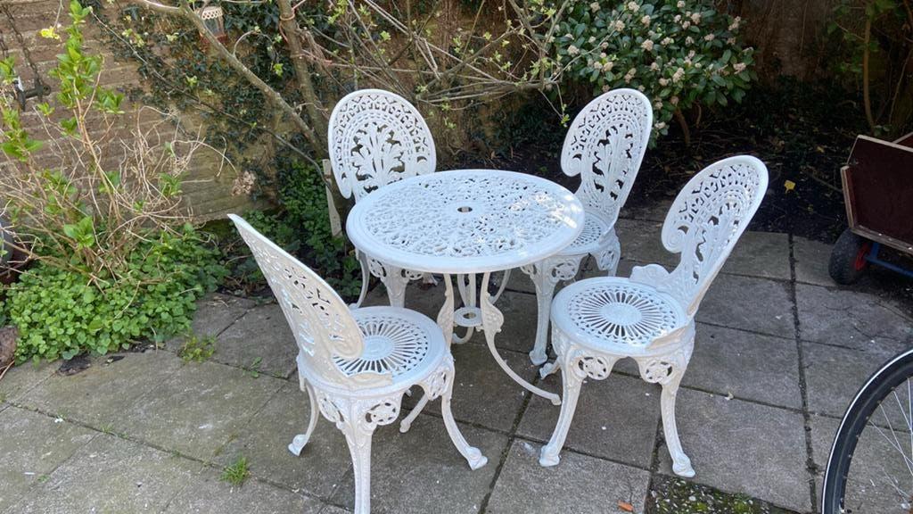 Tuin setje gietijzeren 4 personen setje zitje witte bistro, Tuin en Terras, Tuinwanddecoratie, Ophalen, Zo goed als nieuw