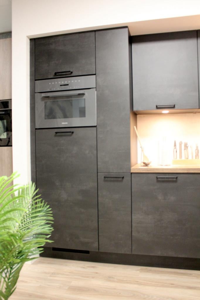 EC3- Hoekkeuken met betonlook fronten en Miele combi-oven, Ophalen, Hoekkeuken, Nobilia-Werke J. Stickling GmbH & Co. KG, Nieuw
