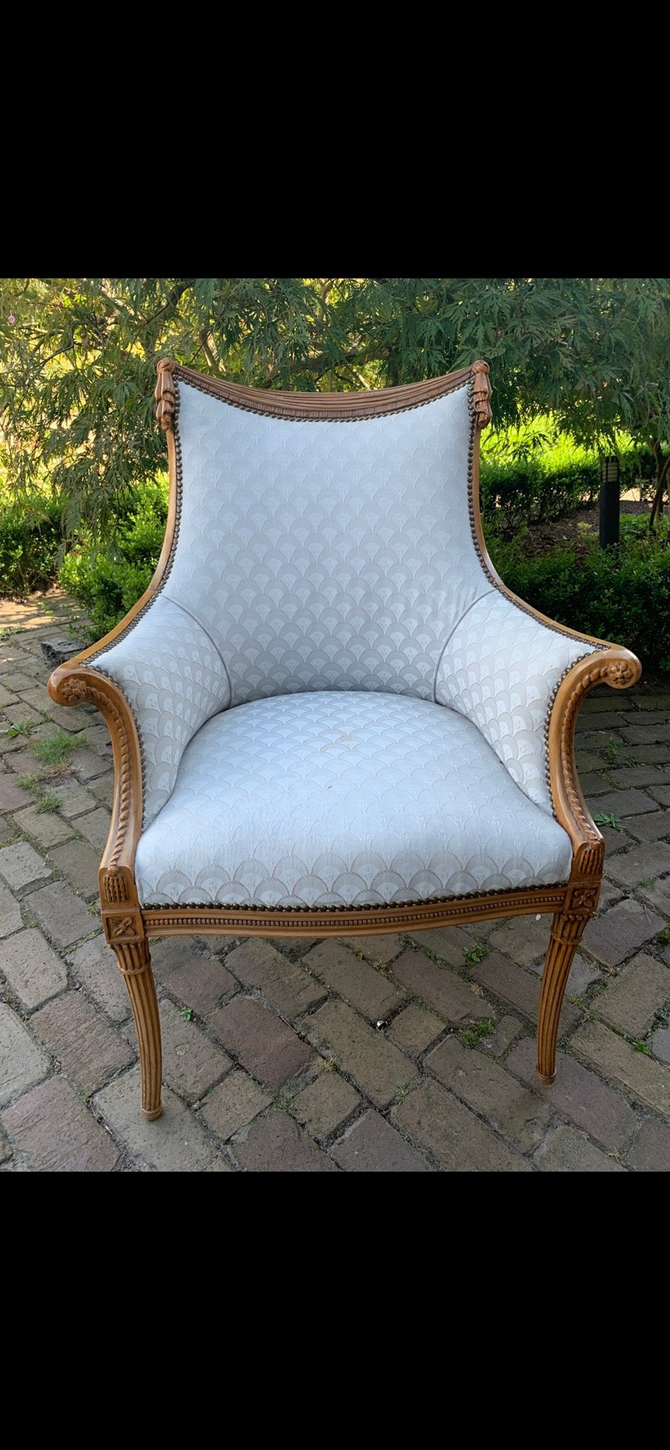 Antieke fauteuil met sierlijk houtsnijwerk, Ophalen of Verzenden