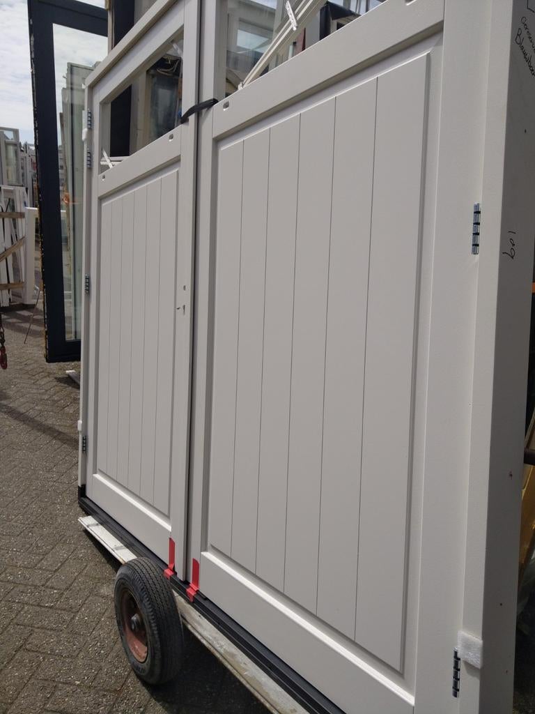 Hardhout kozijn met dubbele garage deuren