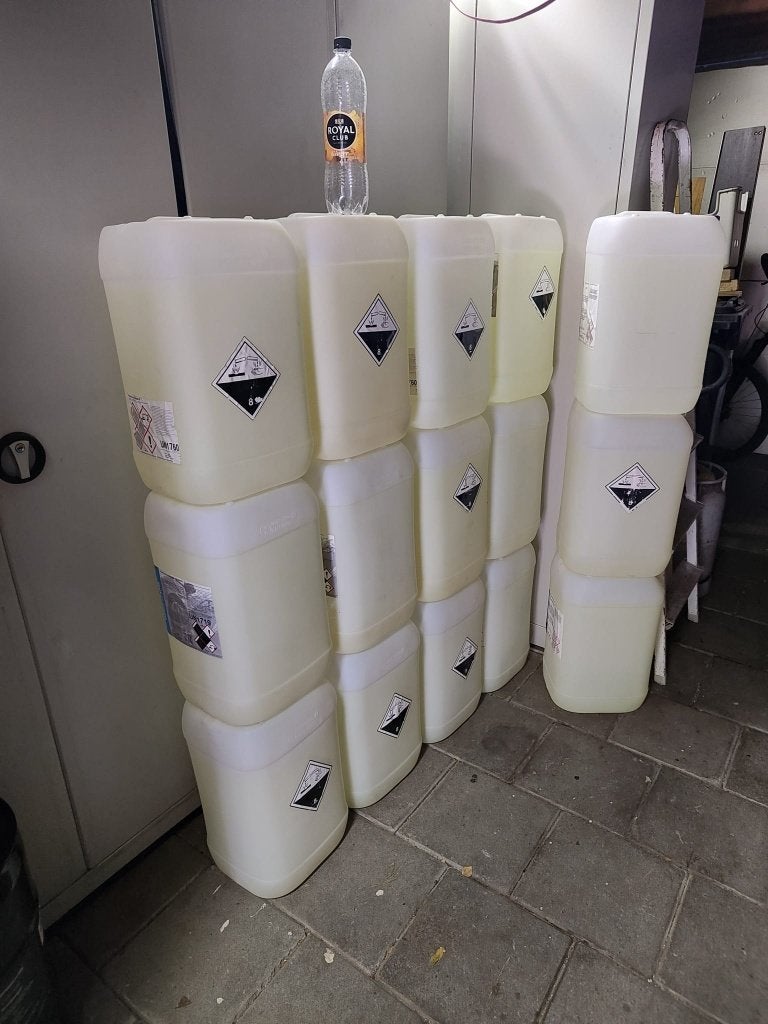 Jerrycans kant en klaar voor benzine vervoer, Tuin en Terras, Regentonnen, Minder dan 75 liter, Ophalen, Gebruikt, Kunststof