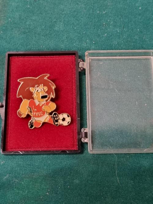 speld knvb leeuw in box, Ophalen of Verzenden, 'T Olde Gre-j, Info@toldegrej.nl, Endepoelstraat 20f Didam