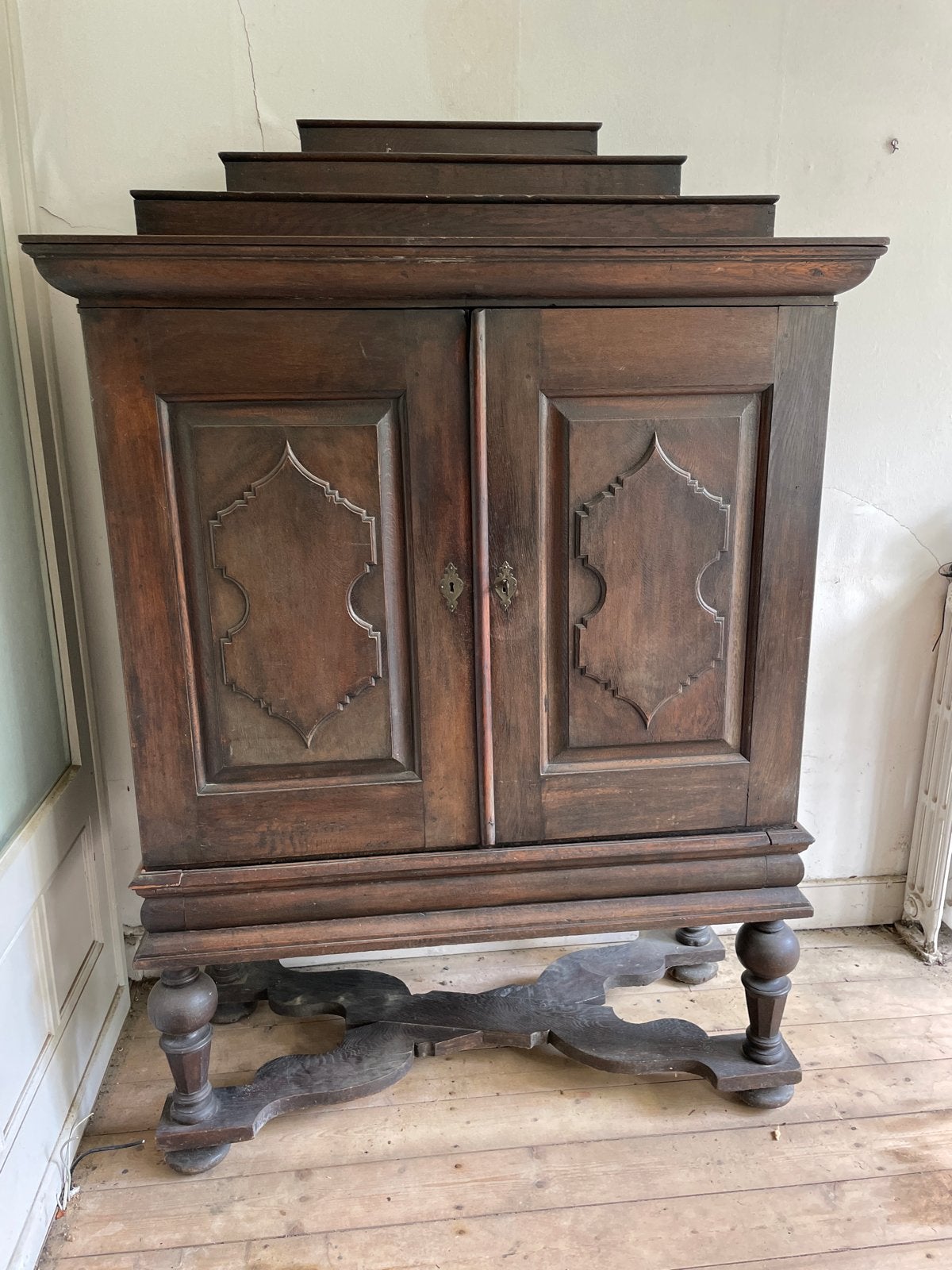 Antieke Eiken Kast met Unieke Details, Ophalen