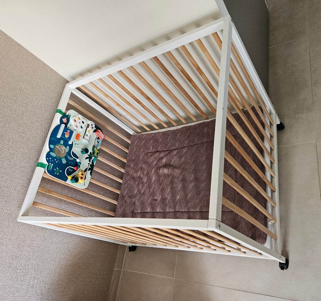 Babybox Petit Amelie hout+ wit hout. wieltjes 95 bij 75cm, Kinderen en Baby's, Ophalen, Zo goed als nieuw, Rechthoekig, In hoogte verstelbaar