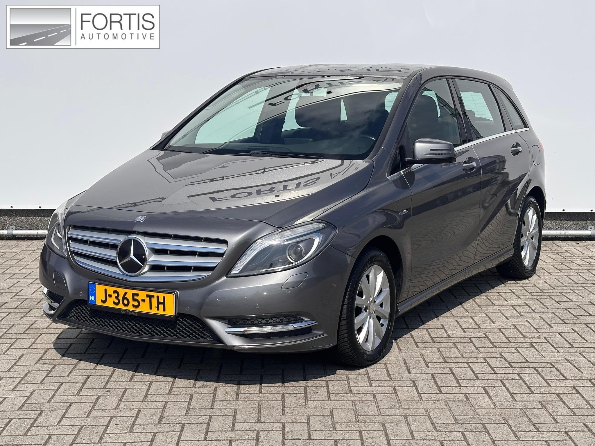 Mercedes-Benz B-klasse 180 Ambition AIRCO | NAVI | VELGEN, Voorwielaandrijving, Stof, Gebruikt, 4 cilinders