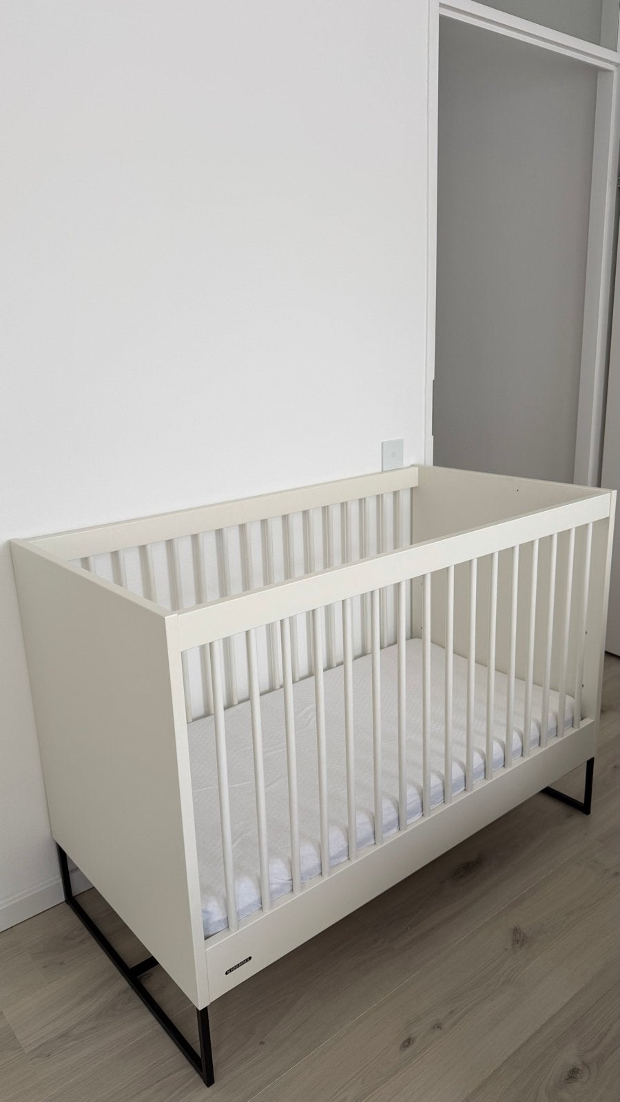 Kidsmill Savona Ledikant met matras en lattenbodem, Ophalen, 70 tot 85 cm, Zo goed als nieuw, Lattenbodem