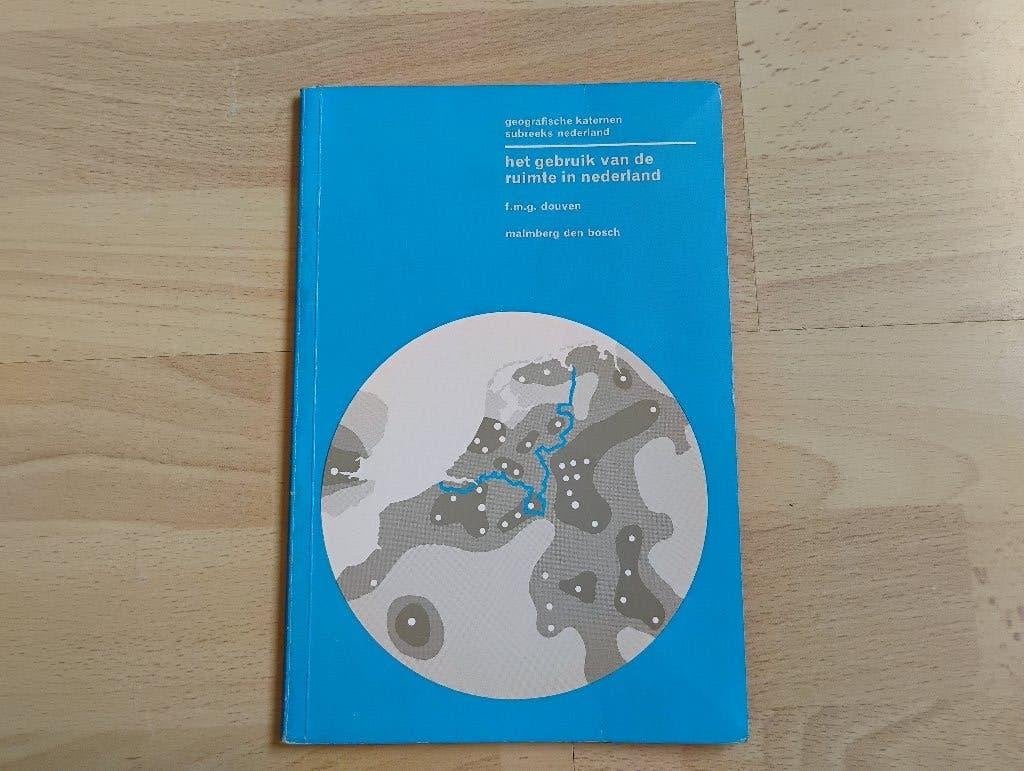 Het gebruik van de ruimte in Nederland geografische katernen, Gelezen, Overige atlassen, Ophalen of Verzenden, 1800 tot 2000