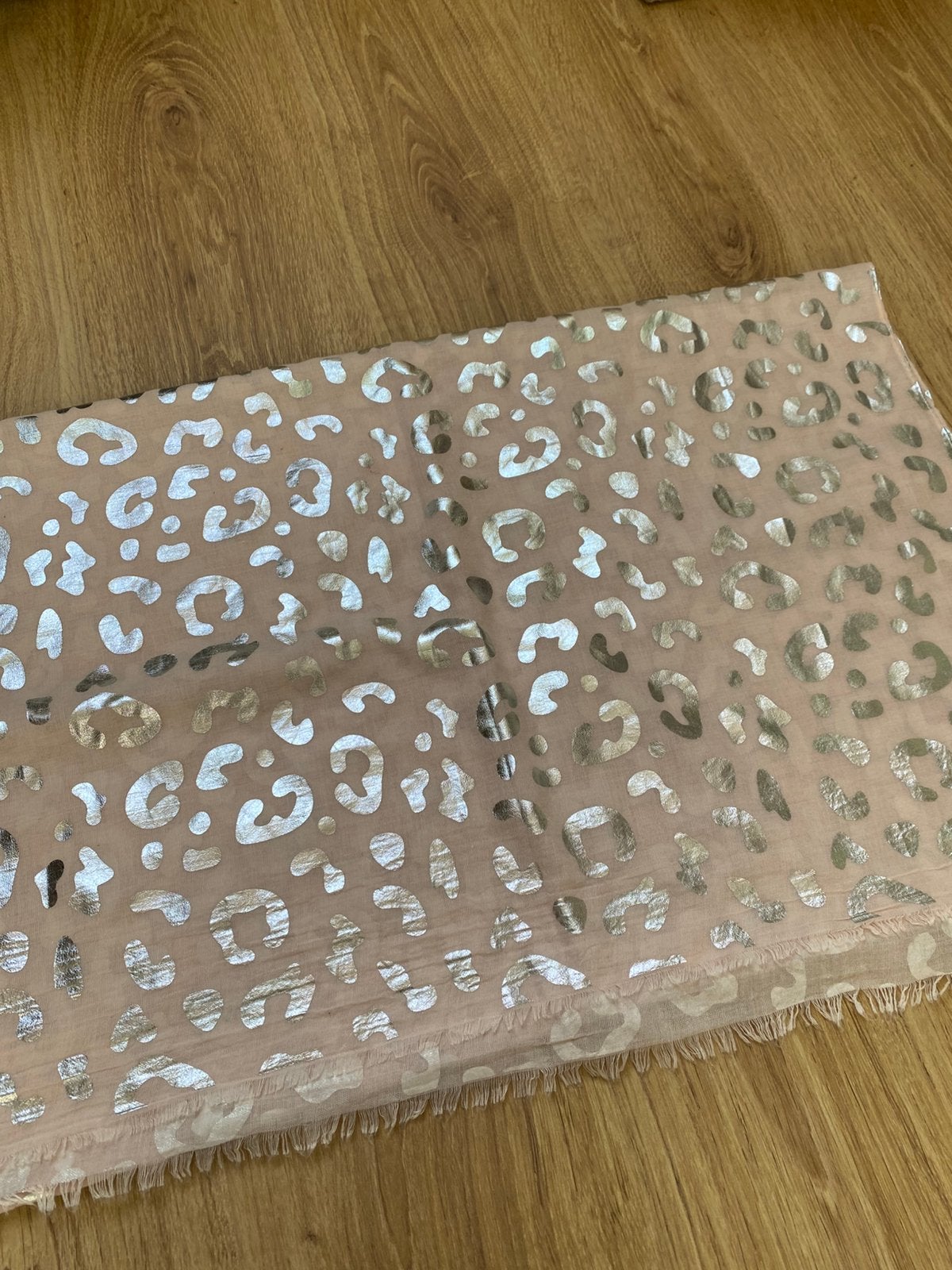 Als Nieuw sjaal licht roze zilver panter langwerpig, Kleding | Dames, Mutsen, Sjaals en Handschoenen, Ophalen of Verzenden, Zo goed als nieuw
