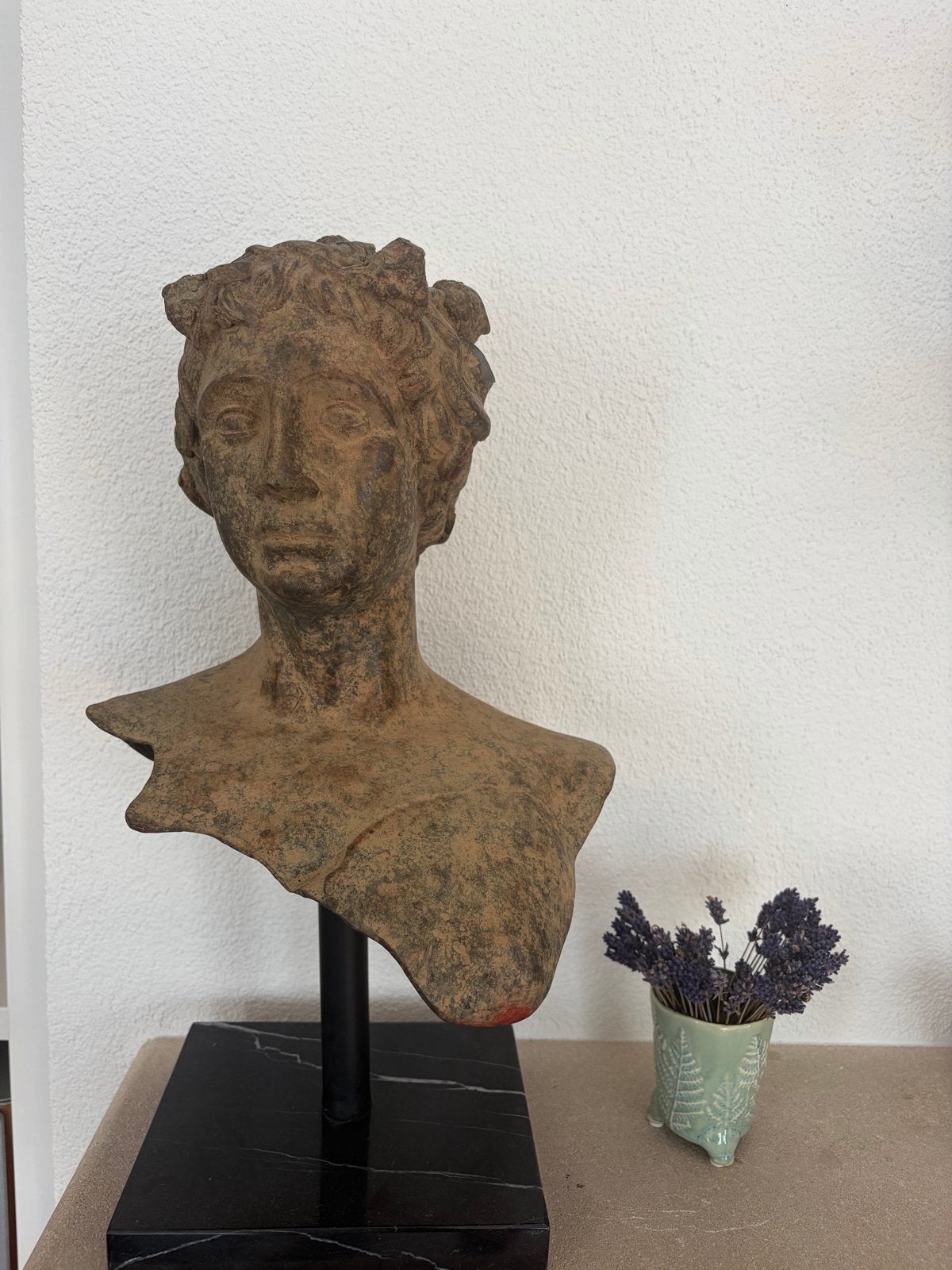 Klassieke buste op sokkel – Grieks-Romeins borstbeeld, Buste, Ophalen of Verzenden, 20 - 50 cm, Bruin