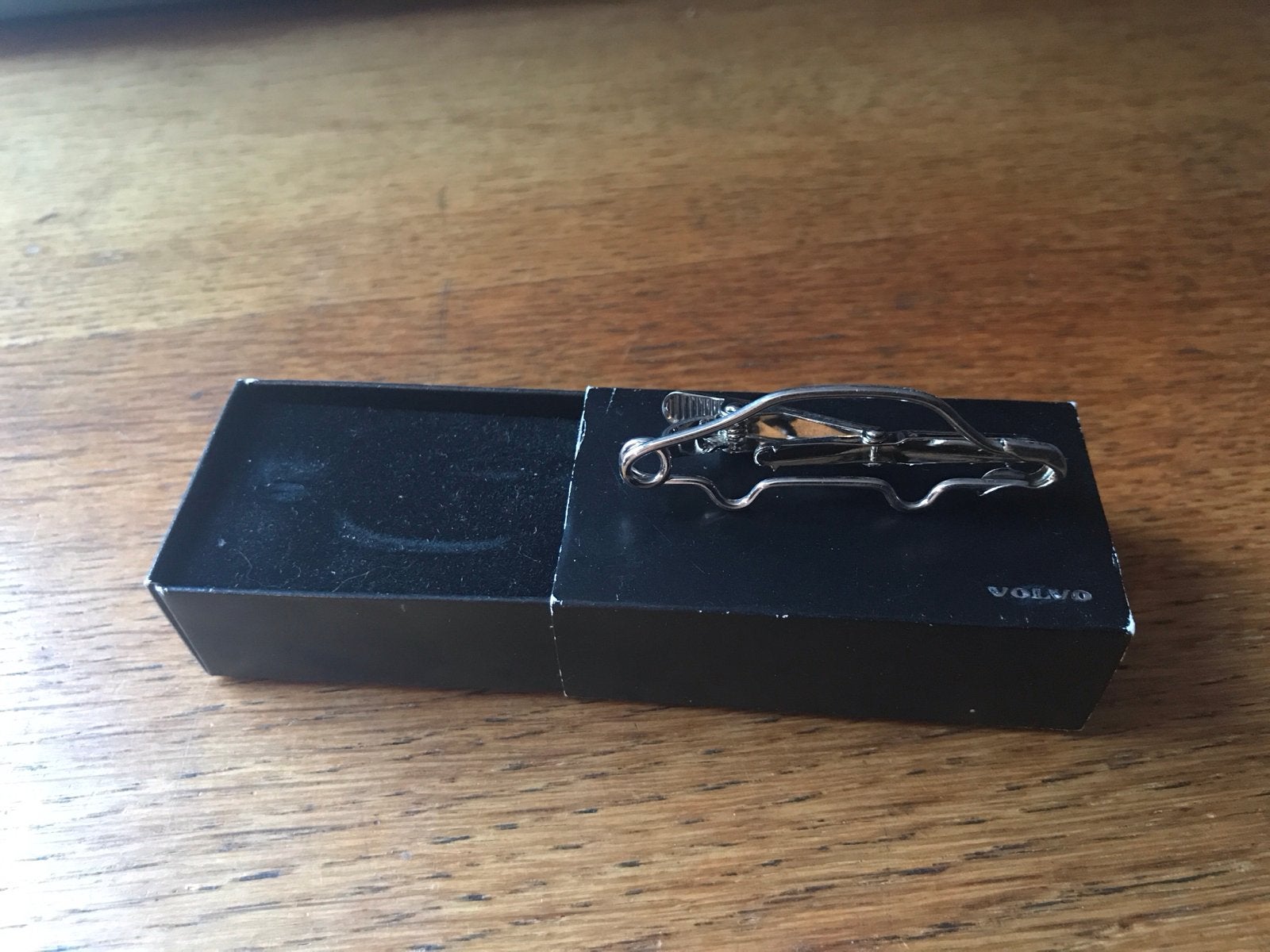 Vintage Volvo auto speld / broche in originele doos, Ophalen of Verzenden, Zo goed als nieuw, Auto's