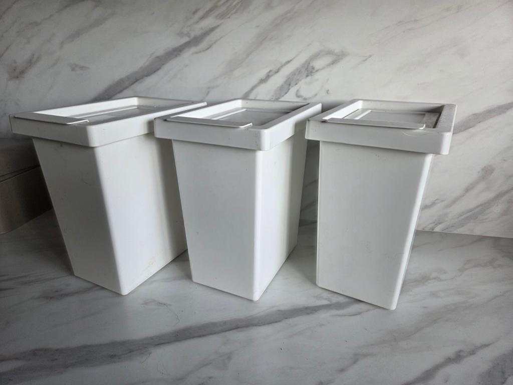 Set van 3 witte afvalbakken met deksel, Huis en Inrichting, Woonaccessoires | Prullenbakken, Kunststof, Gebruikt, 50 tot 75 cm