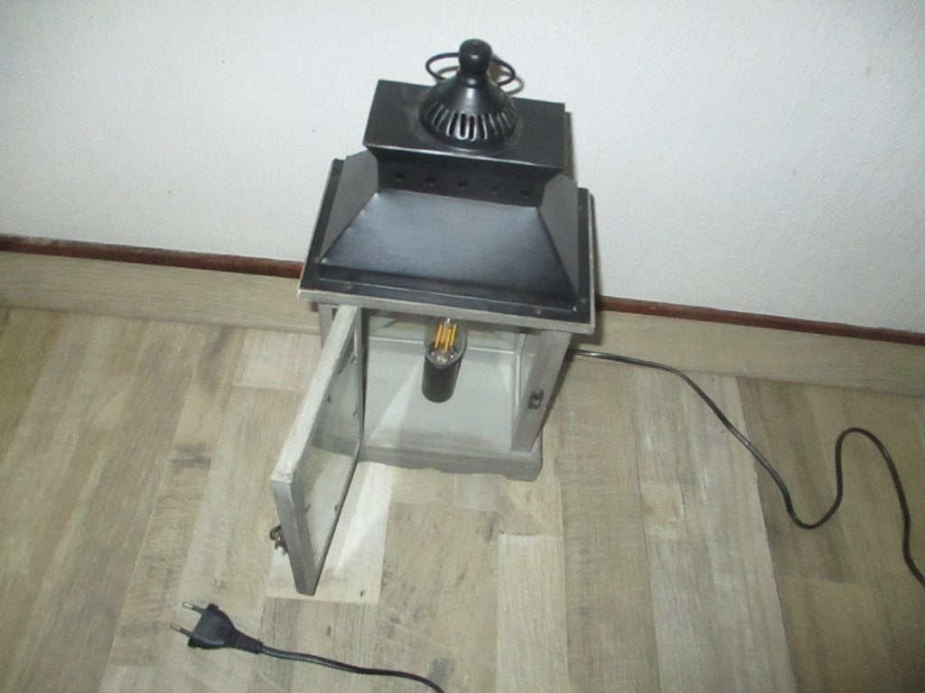 Een lantaarn met ligt .12 euro ., Ophalen of Verzenden