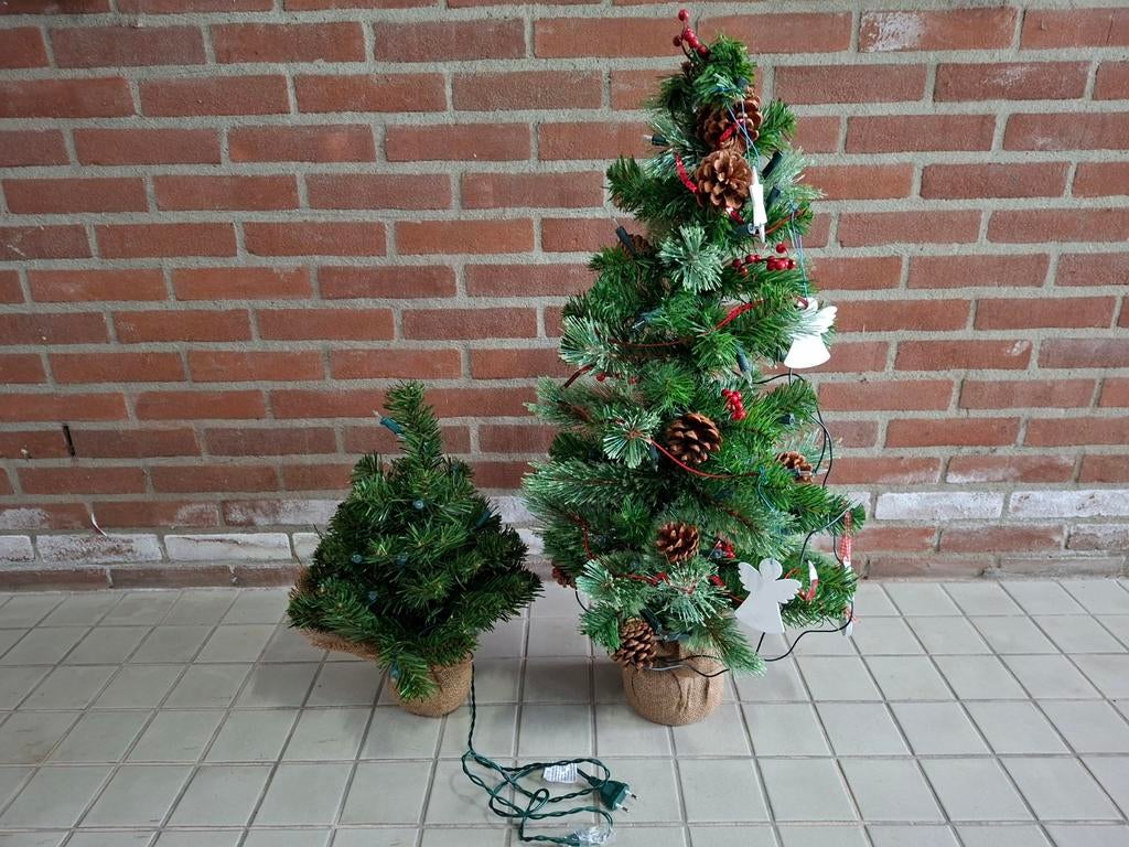 2 kleine kunststof kerstbomen., Diversen, Kerst, Ophalen, Gebruikt