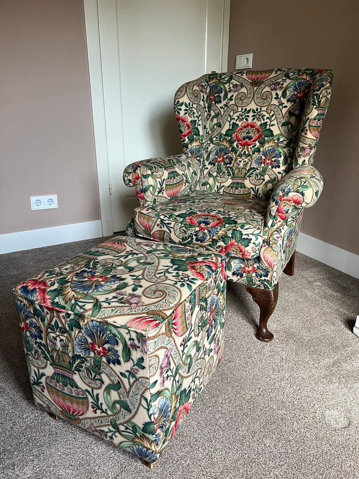 Vrolijke bloemenstoel met poefje, Ophalen of Verzenden, Gebruikt, Stof, 75 tot 100 cm