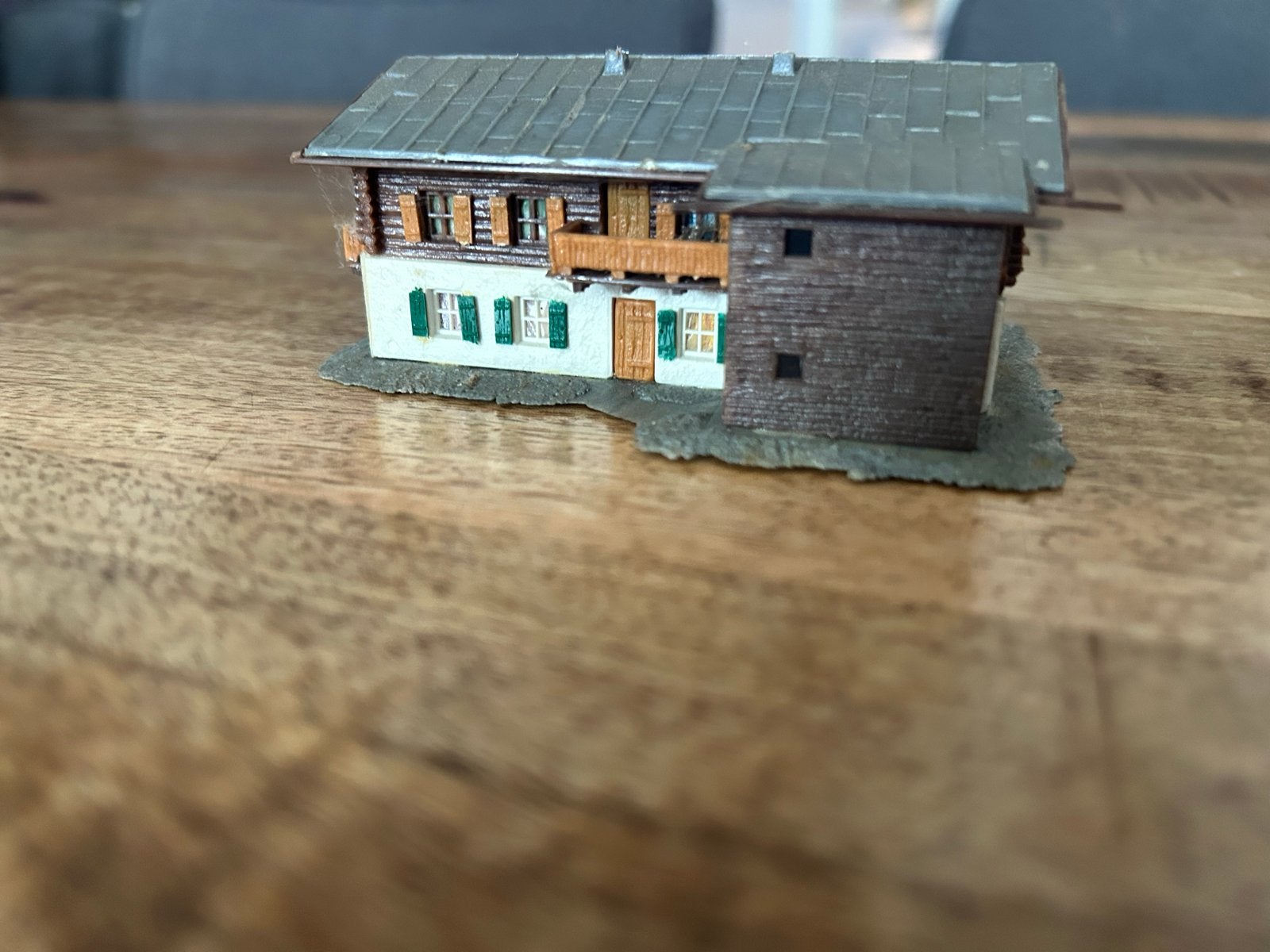 N spoor huis met balkons en bogen galerij, Hobby en Vrije tijd, Modeltreinen | N-Spoor, Ophalen of Verzenden, Gebruikt, Brug, Tunnel of Gebouw