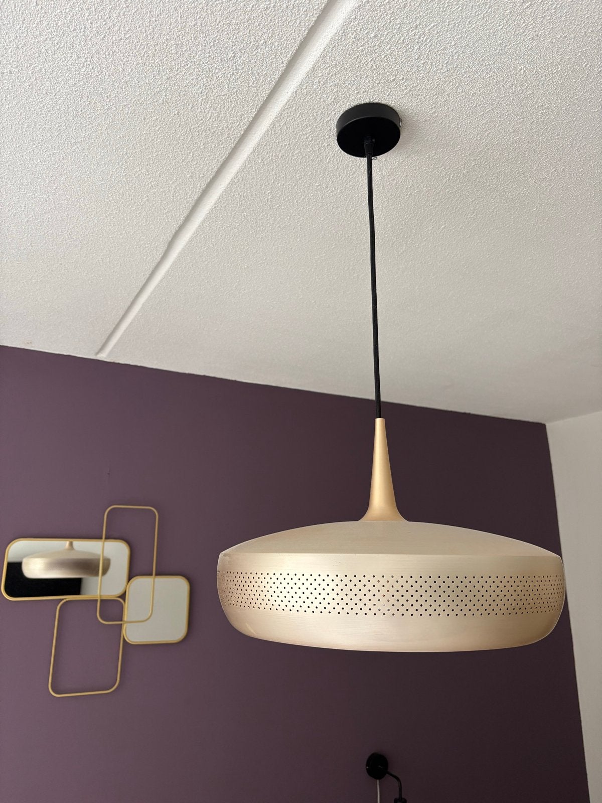Moderne gouden hanglamp met geperforeerd design, Ophalen, Zo goed als nieuw, Metaal, E27 (groot)