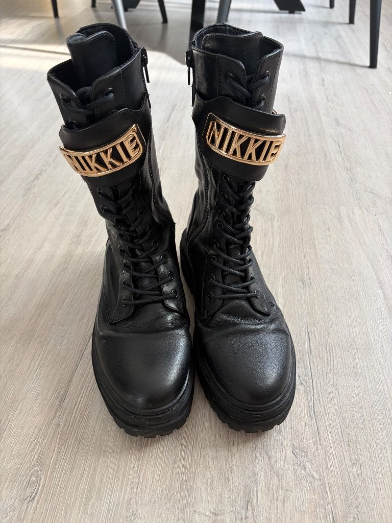 Nikkie laarzen met veter en gouden details, Kleding | Dames, Hoge laarzen, Zwart, Ophalen of Verzenden, Zo goed als nieuw