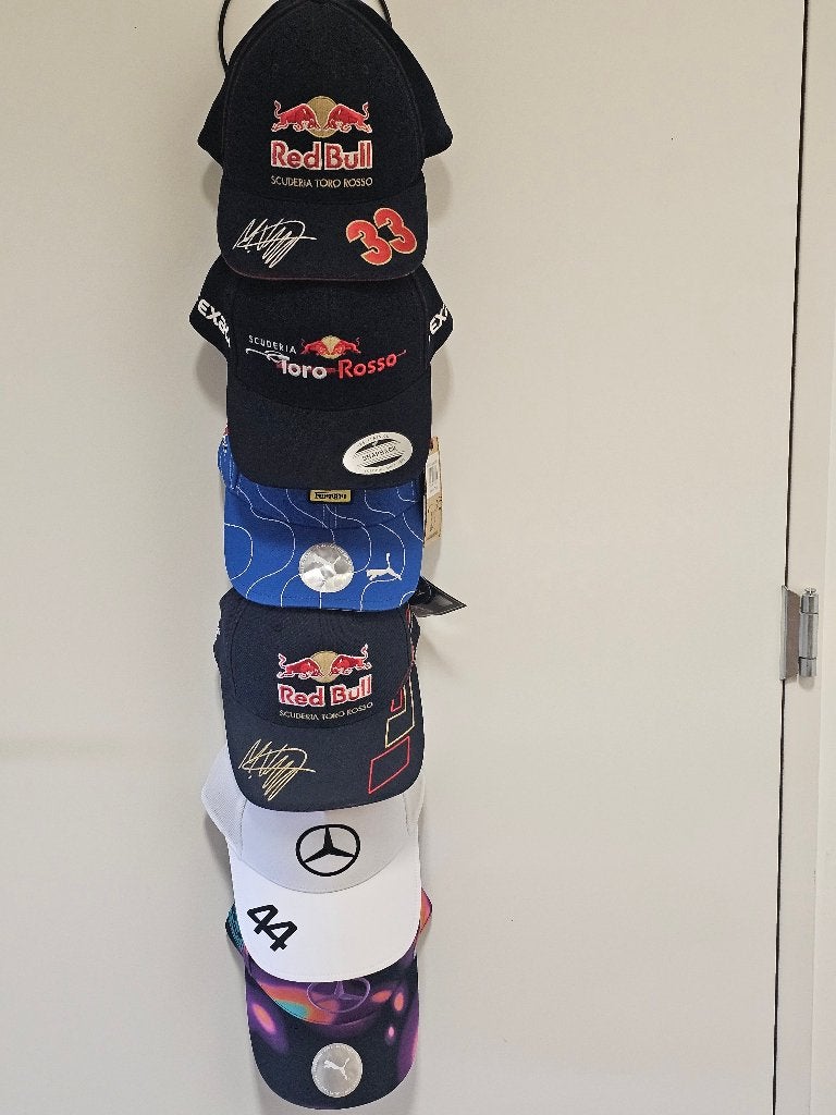 Mercedes/Ferrari/McLaren etc Caps F1, ophangsysteem., Ophalen of Verzenden, Zo goed als nieuw, Formule 1