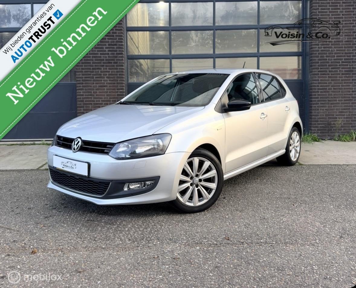 VW POLO 1.2 TSI 90PK MATCH | CARPLAY | CRUISE | PDC | STOELV, Euro 5, Zwart, 4 cilinders, Met garantie (alle)