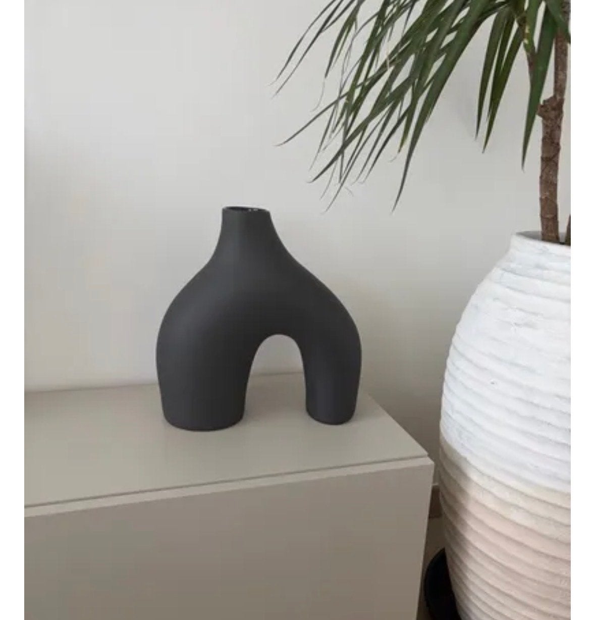 H&M Home Zwarte Keramische Vaas - Abstract Design, Huis en Inrichting, Zwart, Ophalen of Verzenden, Zo goed als nieuw, Geschikt voor droogbloemen