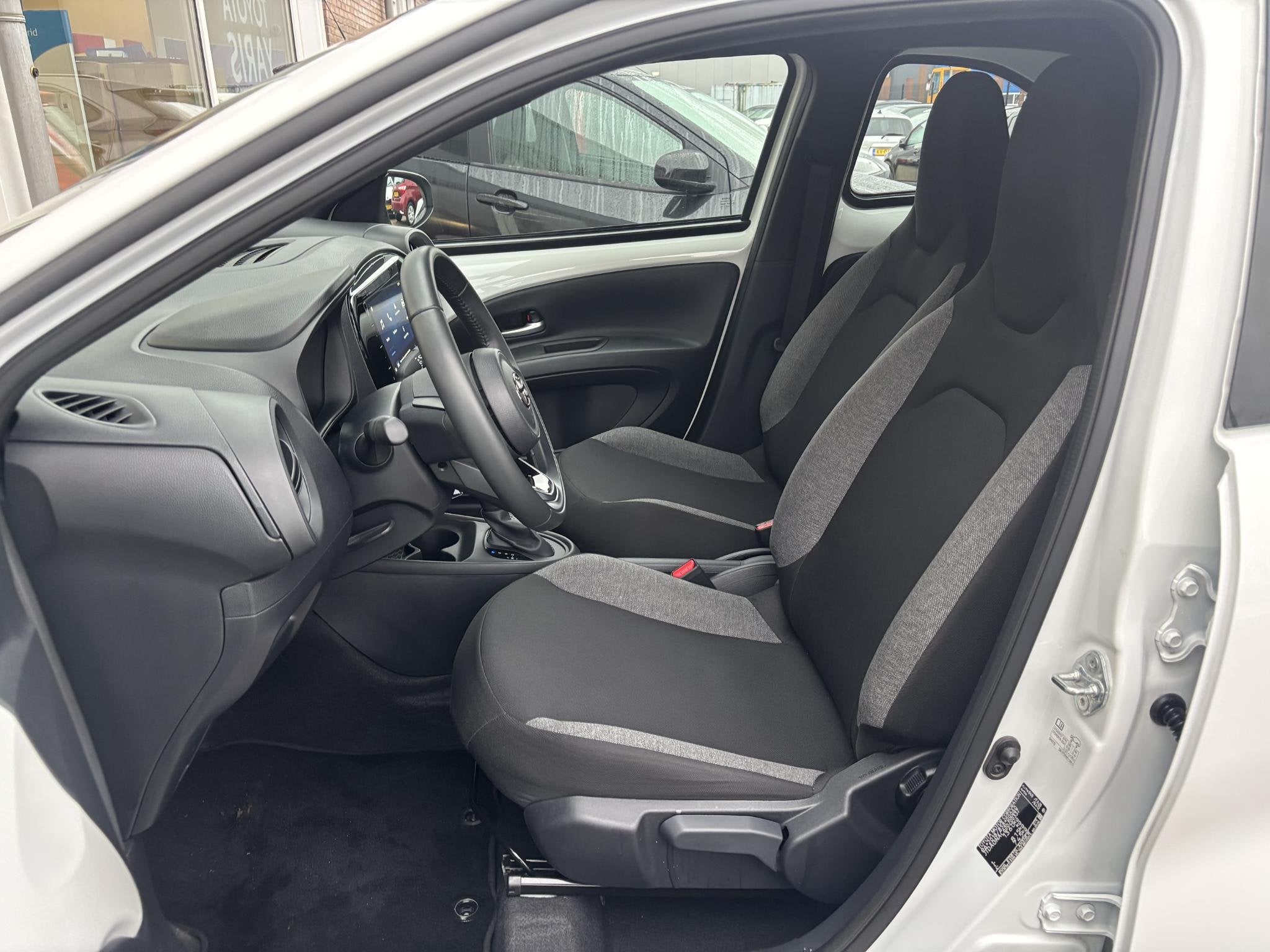 Toyota Aygo X 1.0 VVT-i S-CVT Play Apple CarPlay/Android Aut, Auto's, Toyota, Stof, Gebruikt, 4 stoelen, Wit