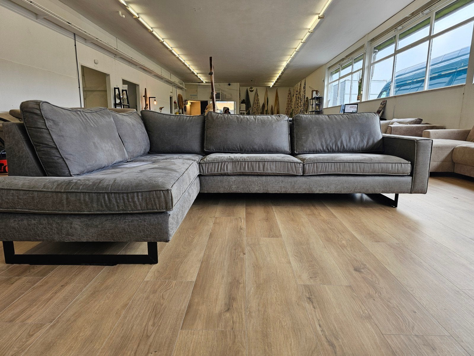 Grijze microvezel  hoekbank met u poot, 125 cm of meer, 125 cm of meer, Zo goed als nieuw, Info@homefriesland.nl