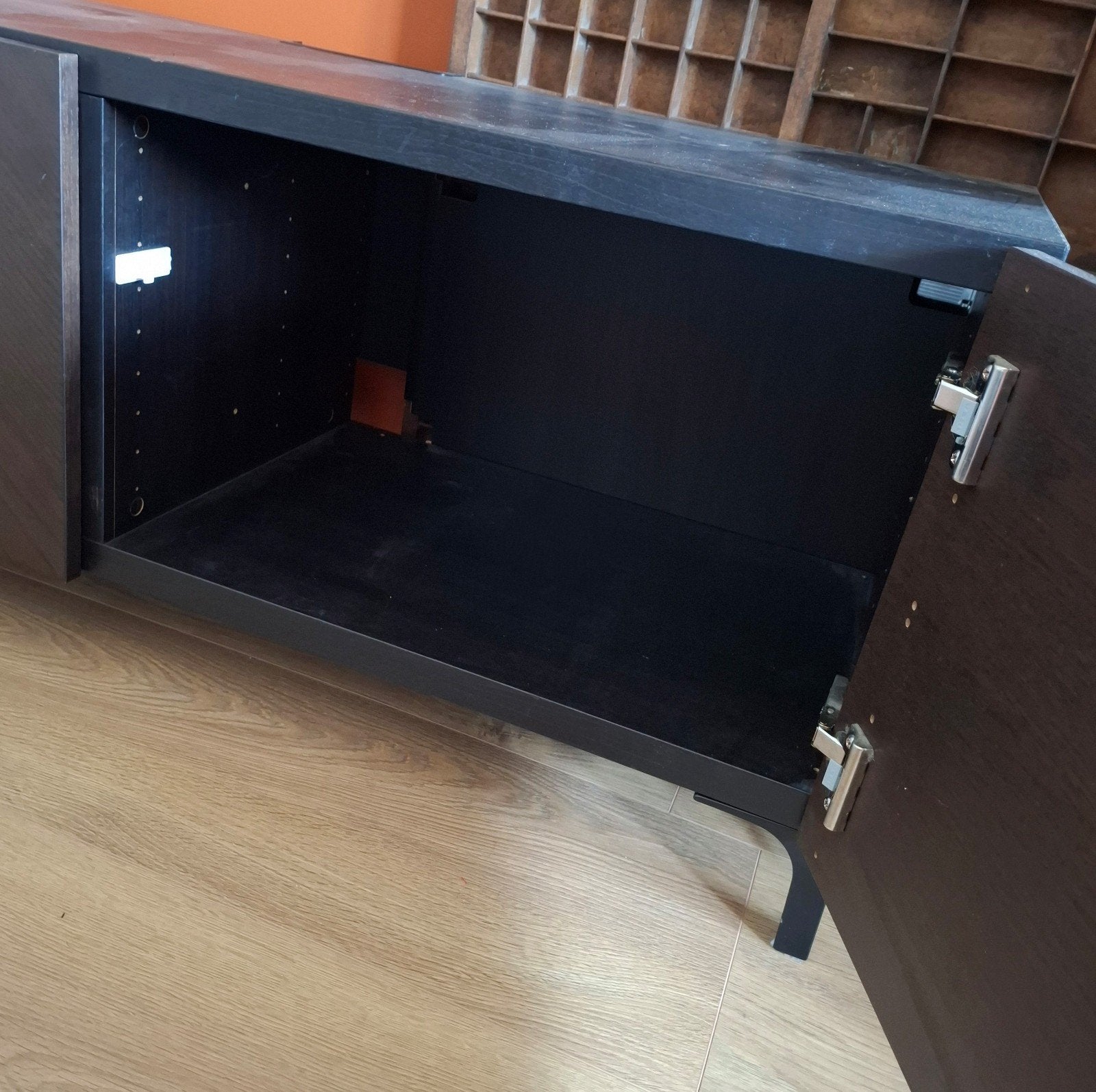 Foto 4 van ikea kastje bruin en zwart