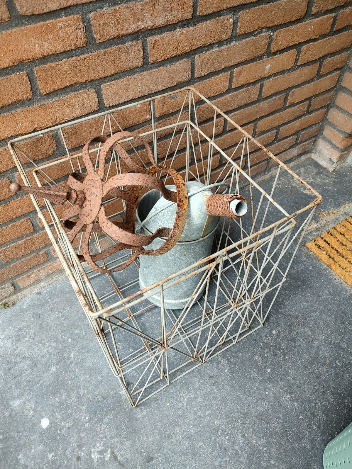 Zinken gieter 2 metalen rekken en metalen kroon., Ophalen, Rond, Overige materialen