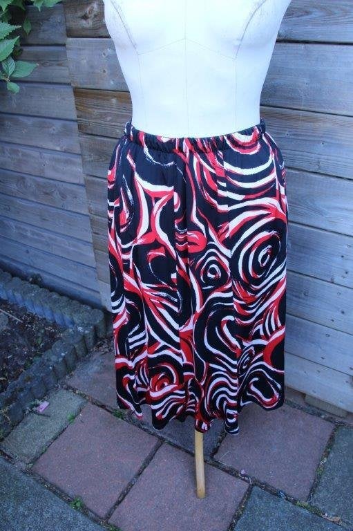 Rok zwart/ rood/ wit Seda mt 42 Vaste prijs, Kleding | Dames, Zwart, Maat 42/44 (L), Ophalen of Verzenden, Zo goed als nieuw