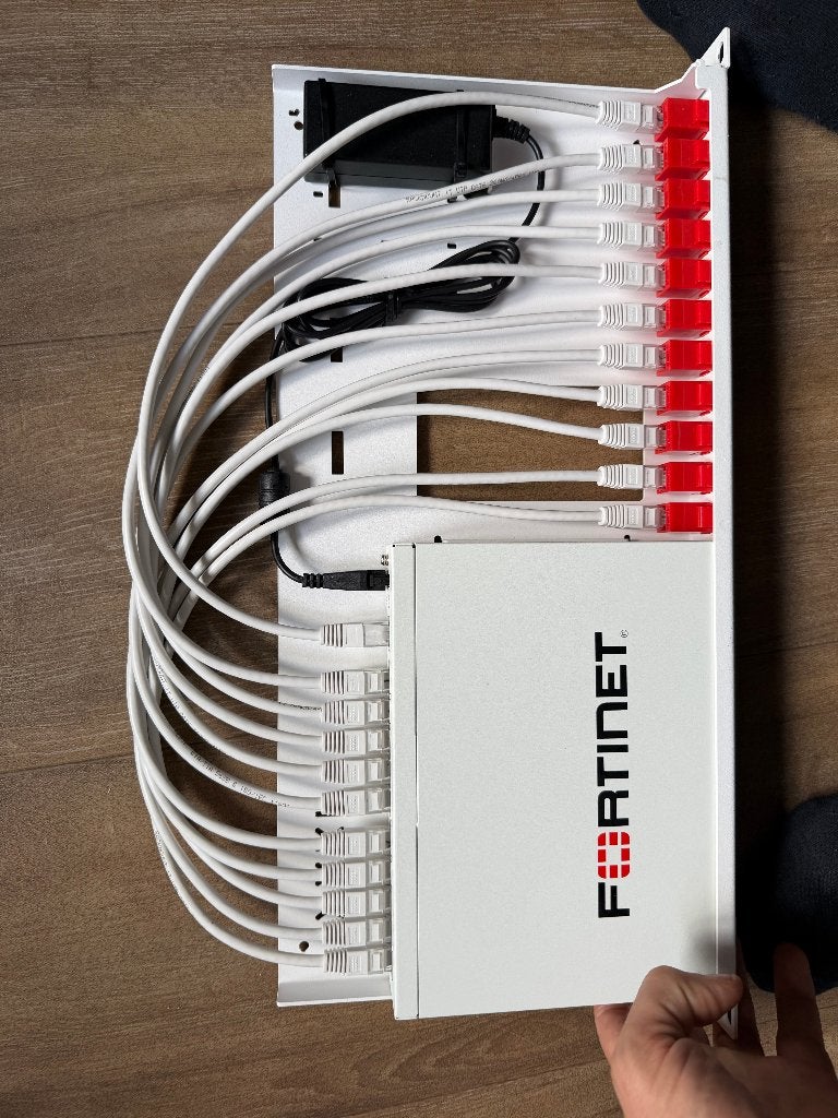 FortiGate 60F + FortiSwitch 108E-POE incl. rackmount, Ophalen of Verzenden, Gebruikt, Router