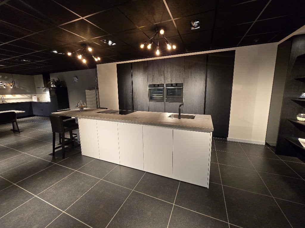 Stijlvolle showroom keuken met sierkast, Ophalen, Nieuw, Overige typen, Met kookeiland
