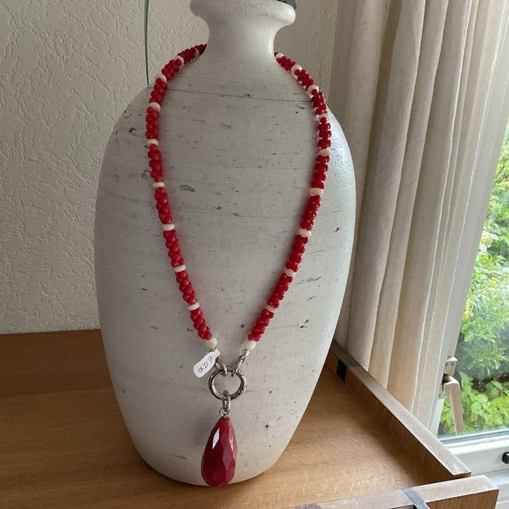 Ketting met koraal, parelmoer en jade hanger, Nieuw, Ophalen of Verzenden, Steen of Mineraal, Met edelsteen