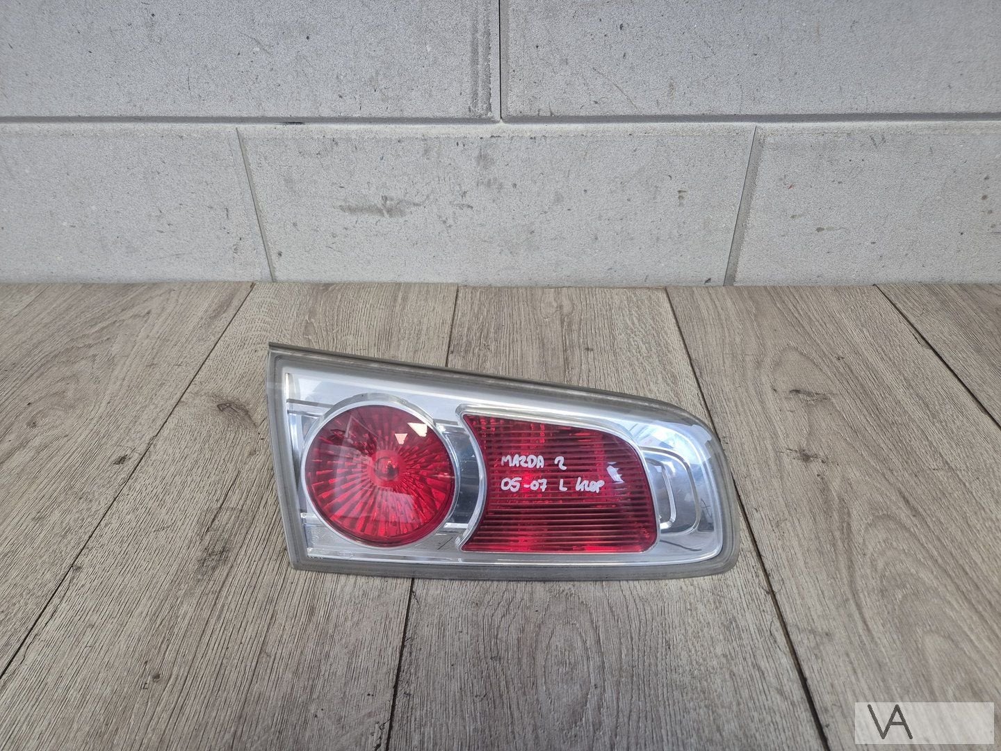 Achterlicht links op de klep van Mazda 2 2005 - 2007 €150, Auto-onderdelen, Gebruikt, -, -, Ophalen of Verzenden