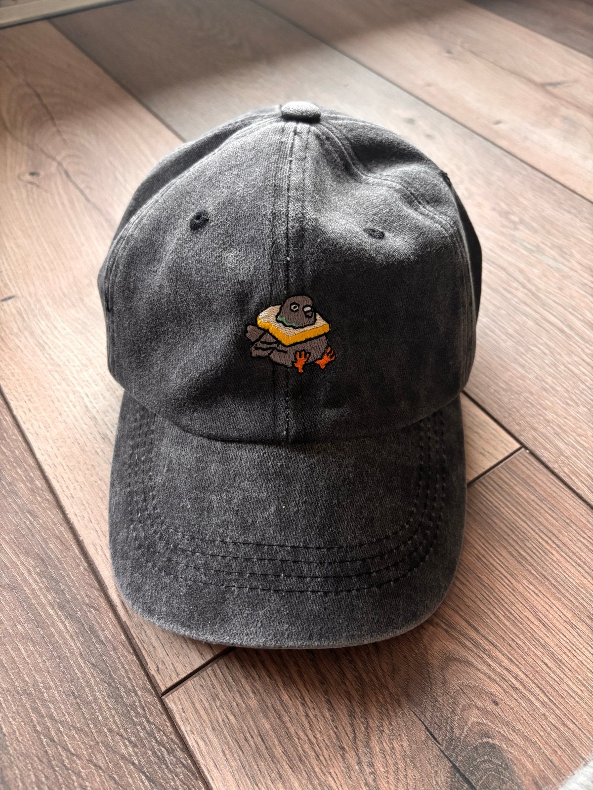 Gedragen grijze pet met grappige kikkerprint, Kleding | Dames, Hoeden en Petten, Ophalen of Verzenden, Nieuw, One size fits all