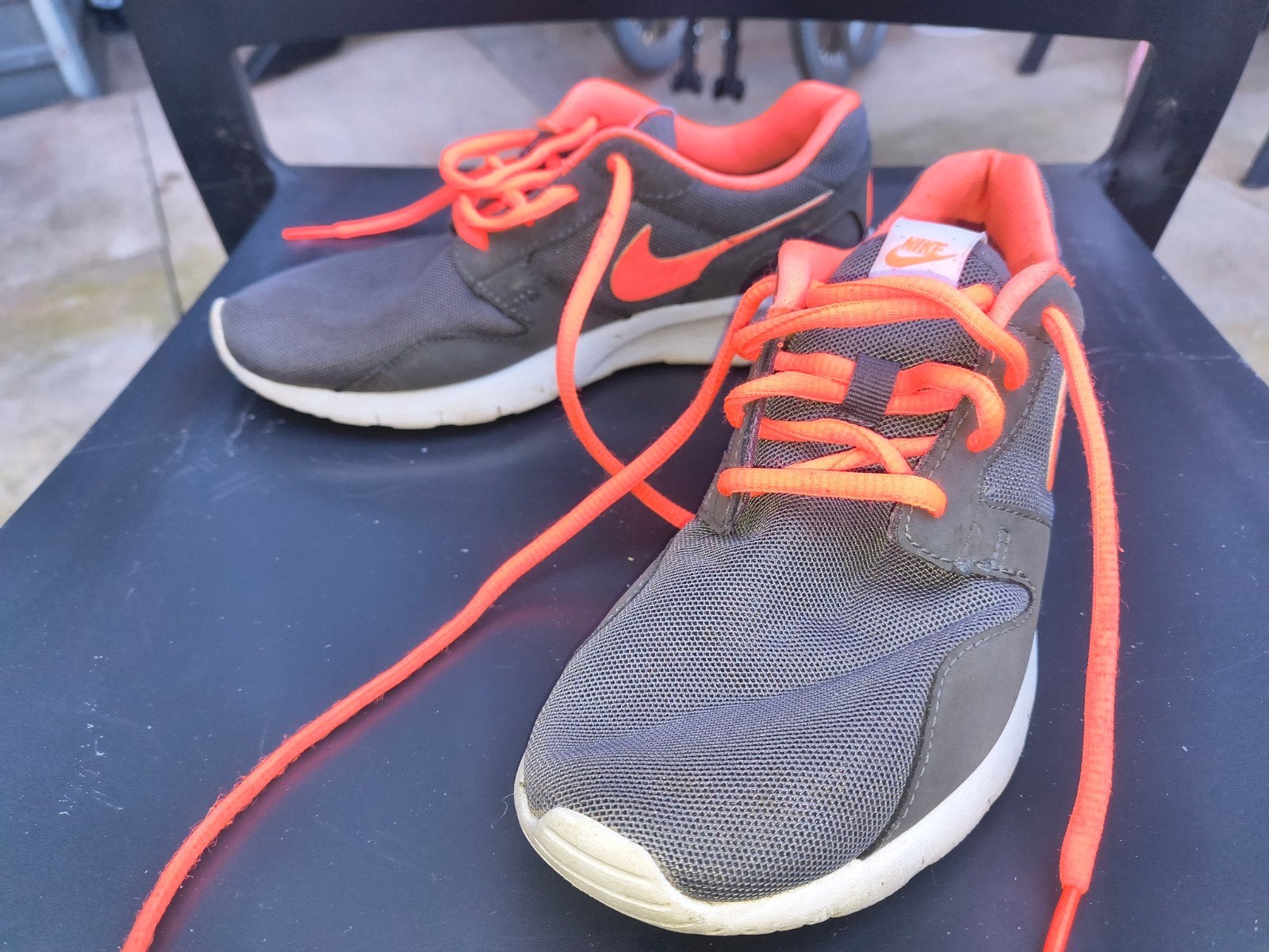 Nike sneakers maat 35,5 - Grijs met oranje accenten, Kleding | Dames, Ophalen, Nike, Sneakers of Gympen, Grijs