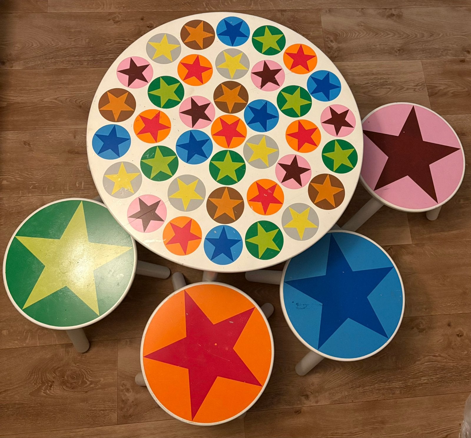 Vintage tafel met 4 krukjes van hout met stermotief., Ophalen, Zo goed als nieuw, Tafel(s) en Stoel(en)