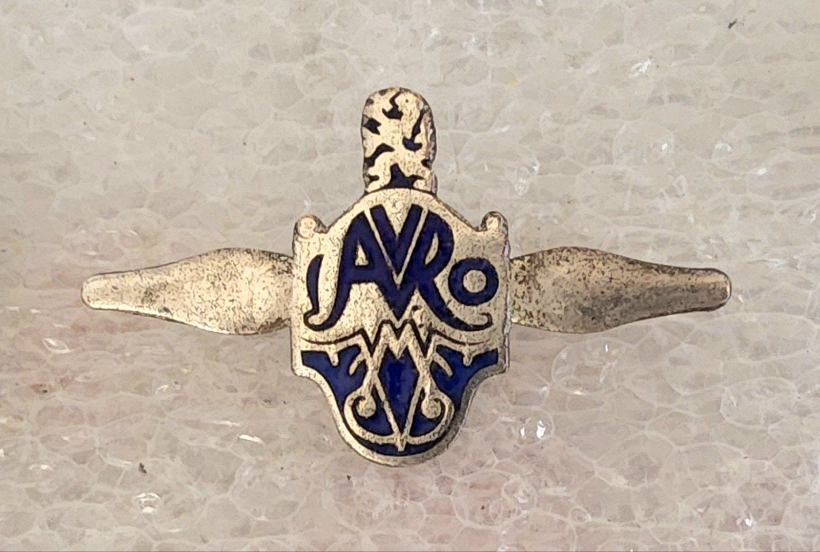 Vintage Emaille Speldje AVRO, Ophalen of Verzenden, Gebruikt, Overige onderwerpen, Speldje of Pin