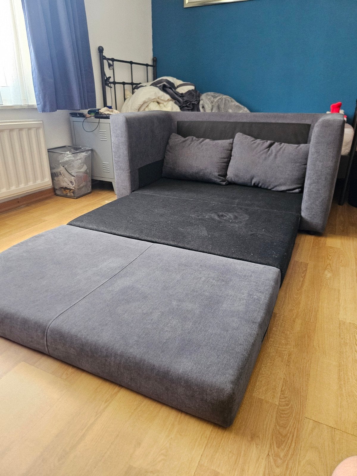 Grijze slaapbank met kussens, Huis en Inrichting, Slaapkamer | Slaapbanken, Ophalen, Tweepersoons, Zo goed als nieuw, Overige maten