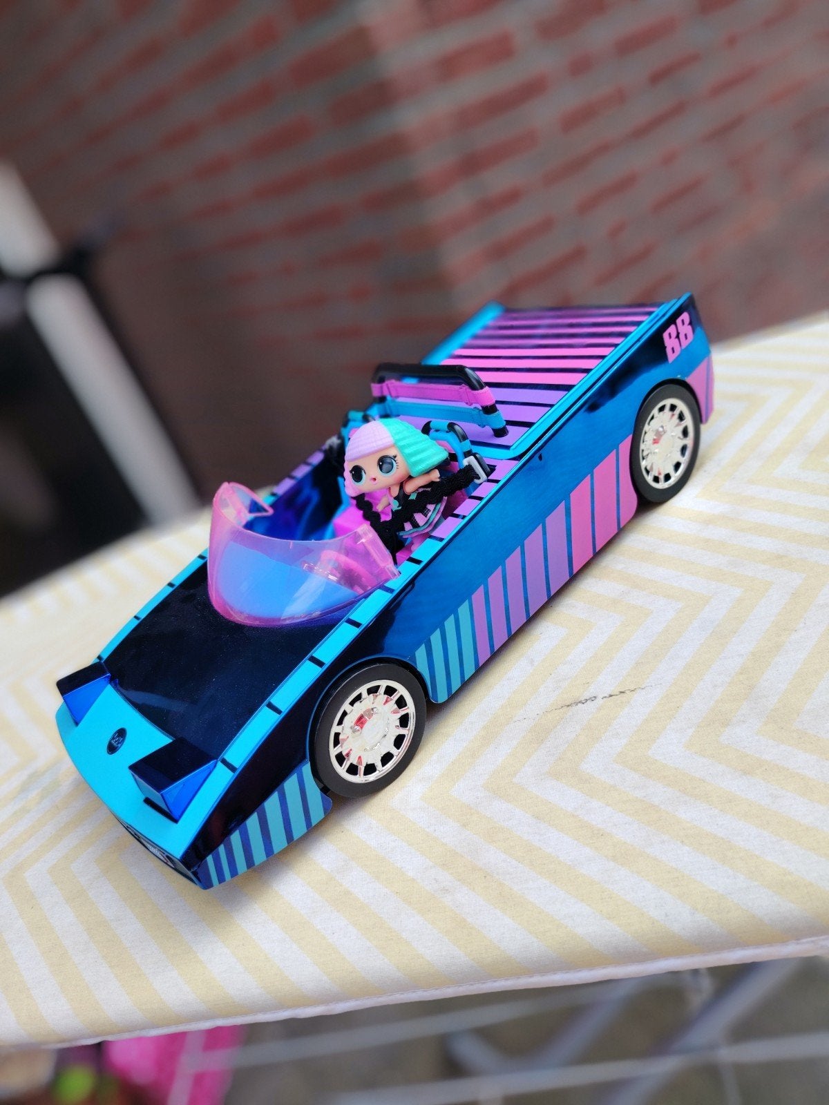 LOL Surprise auto met poppetje, Ophalen of Verzenden, Zo goed als nieuw