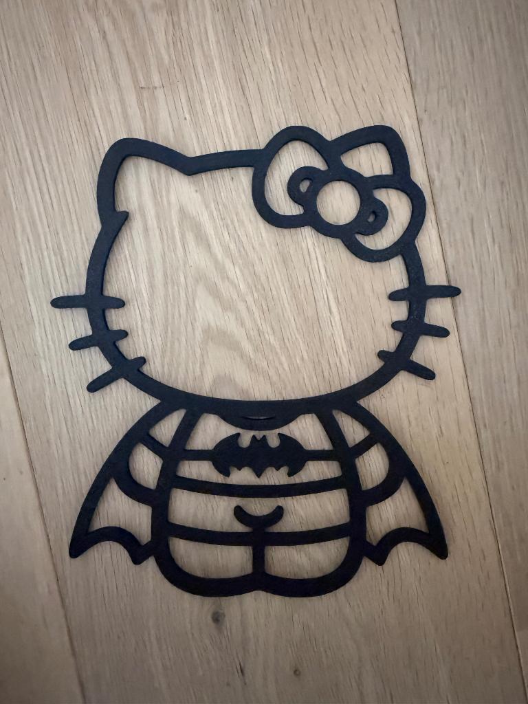 Hello Kitty als Batman, Verzenden