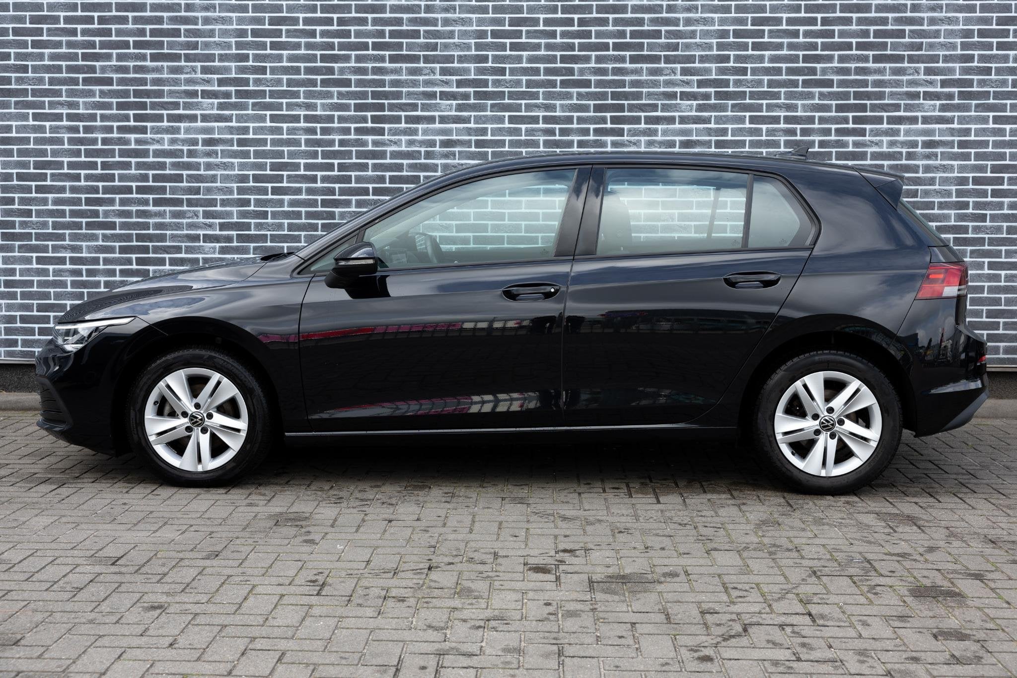 Foto 3 van Volkswagen Golf 1.0 eTSI DSG Life | Navigatie Discover Media