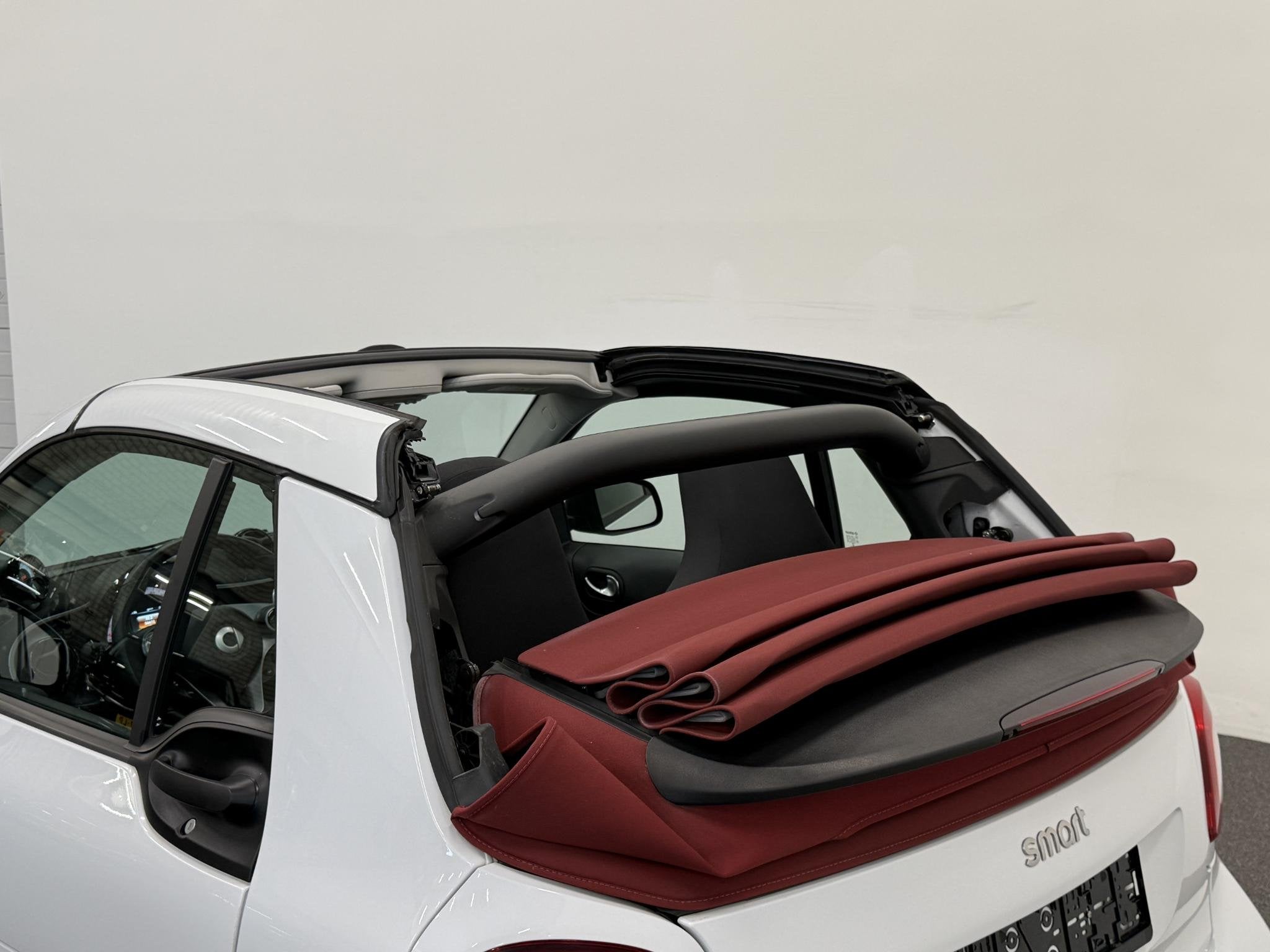 Smart ForTwo Cabrio EQ Comfort 18 kWh Automaat Navigatie App, Auto's, Smart, Automaat, 1025 kg, Gebruikt, Cabriolet