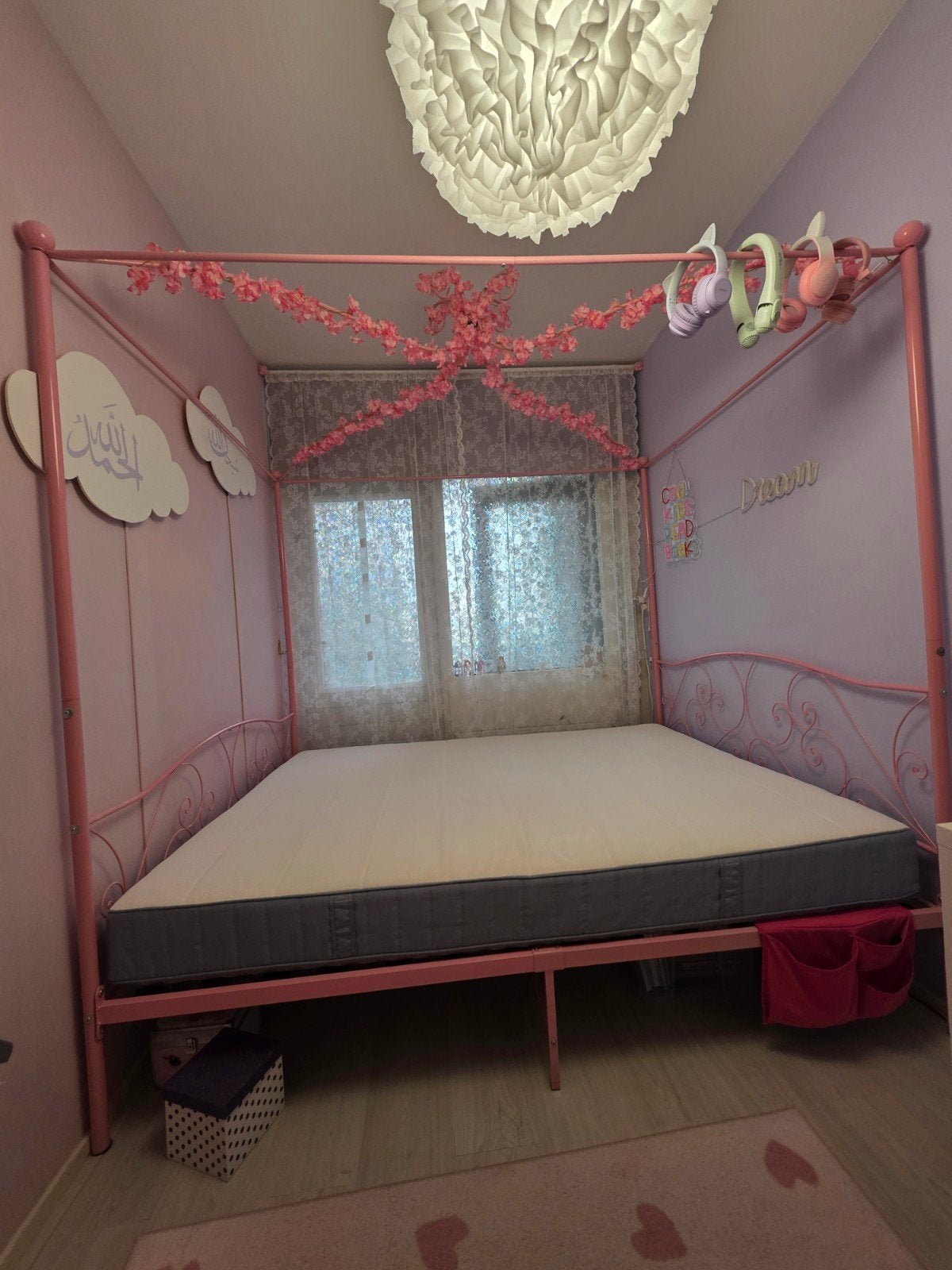 Roze metalen hemelbed (160x200) met IKEA Vesteröy matras, Huis en Inrichting, Ophalen, Overige kleuren, Tweepersoons, Zo goed als nieuw