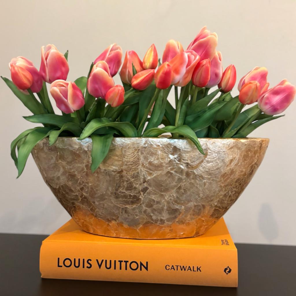 Decoratieve Vaas met Tulpen en Schelpenprint, Ophalen of Verzenden, Zo goed als nieuw