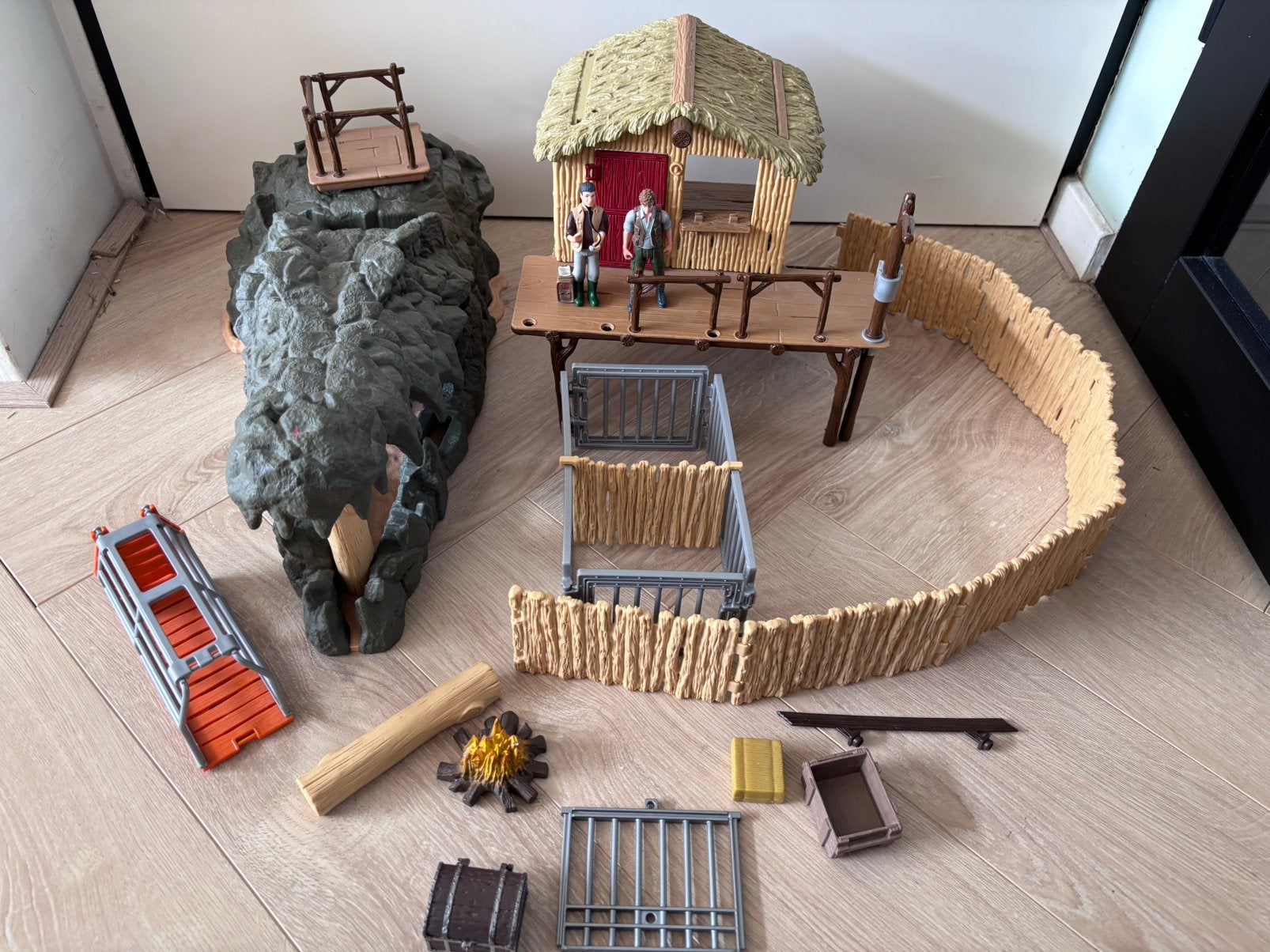 SCHLEICH CROCO JUNGLE ONDERZOEKSBASISKAMP 42350, Ophalen of Verzenden, Gebruikt, Jongen of Meisje