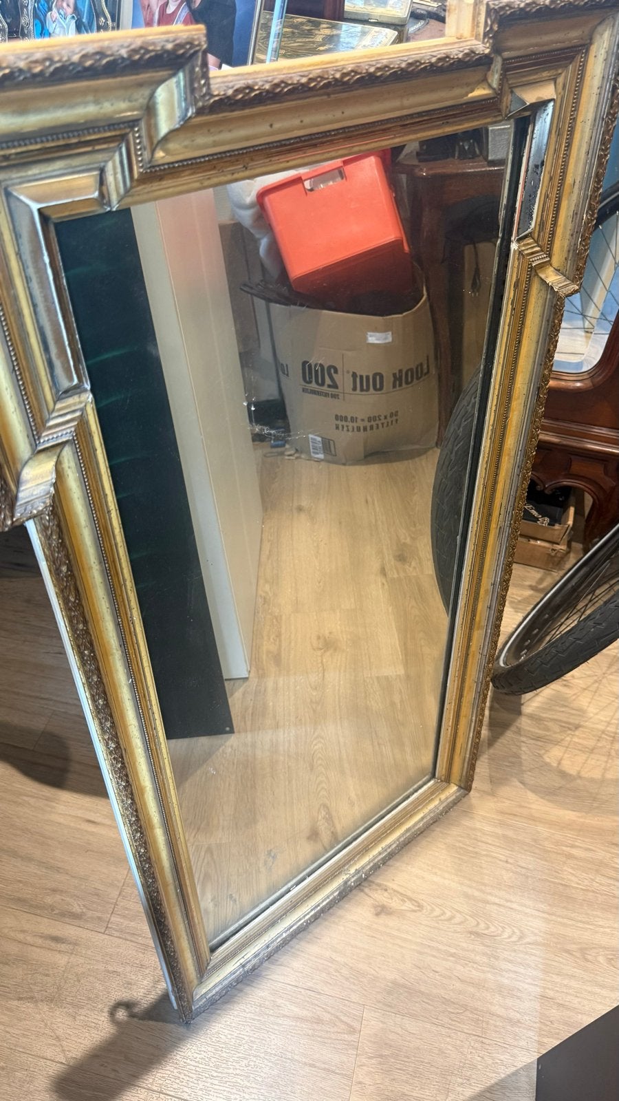 Grote spiegel met gouden lijst - 103x57 cm, Antiek en Kunst, Antiek | Spiegels, Ophalen, Rechthoekig, 50 tot 100 cm, 100 tot 150 cm