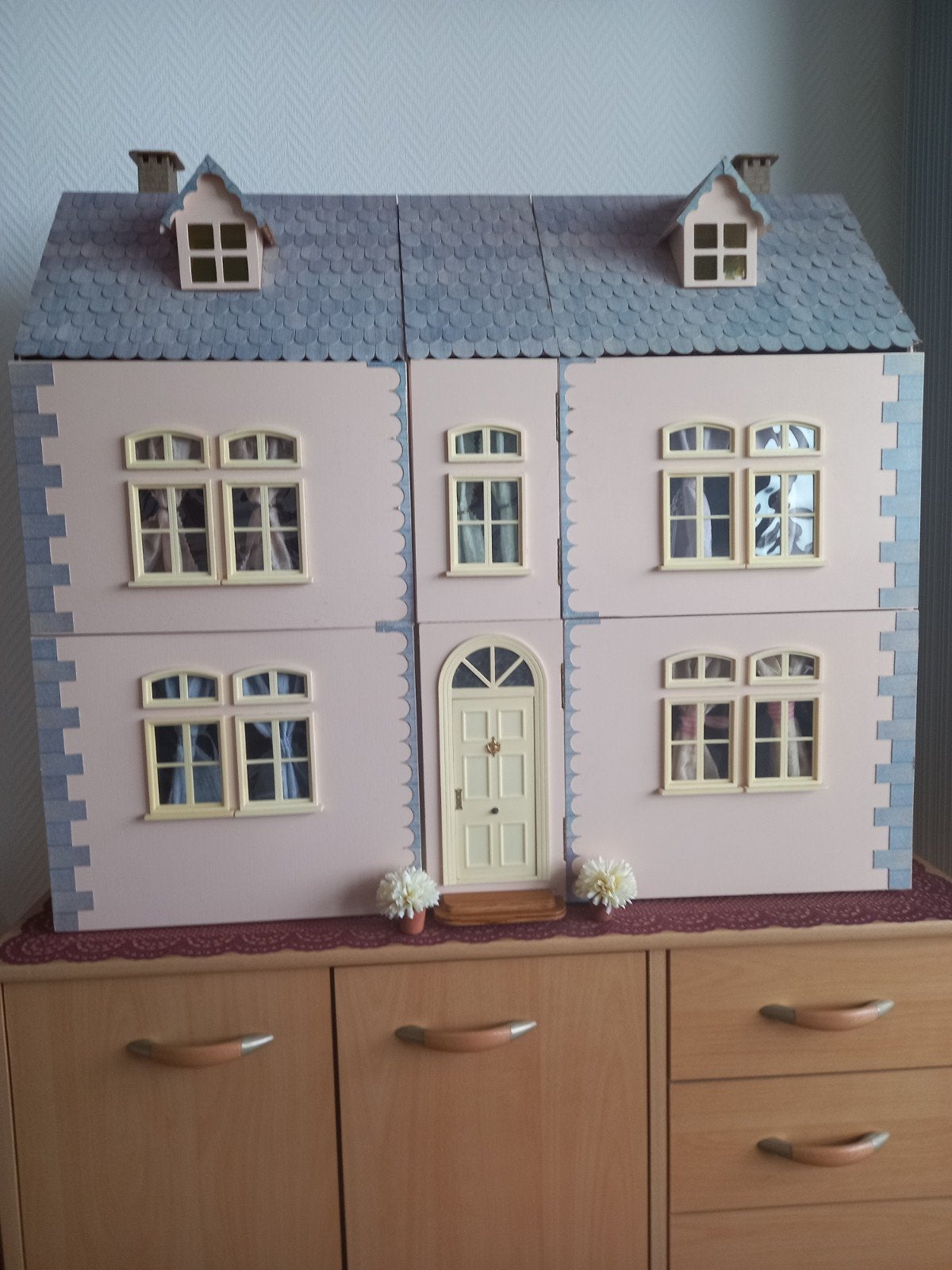 Mooi poppenhuis met meubeltjes en verlichting, Kinderen en Baby's, Speelgoed | Poppenhuizen, Ophalen, Gebruikt, Poppenhuis