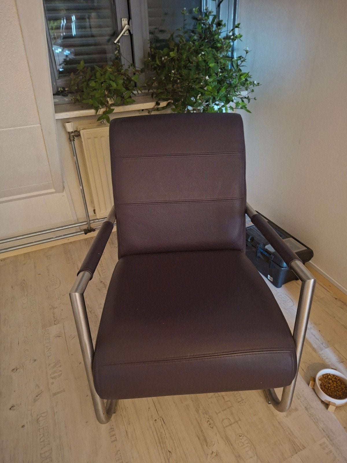 Moderne paarse  stoel met metalen frame H & H, Huis en Inrichting, Stoelen, Ophalen, Gebruikt, Bruin, Leer